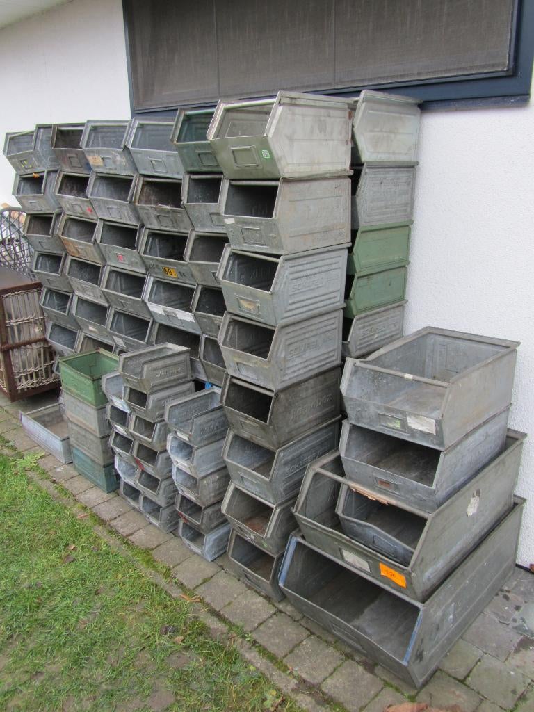 Oude industriële metalen bakken en stapelbakken, Enlèvement