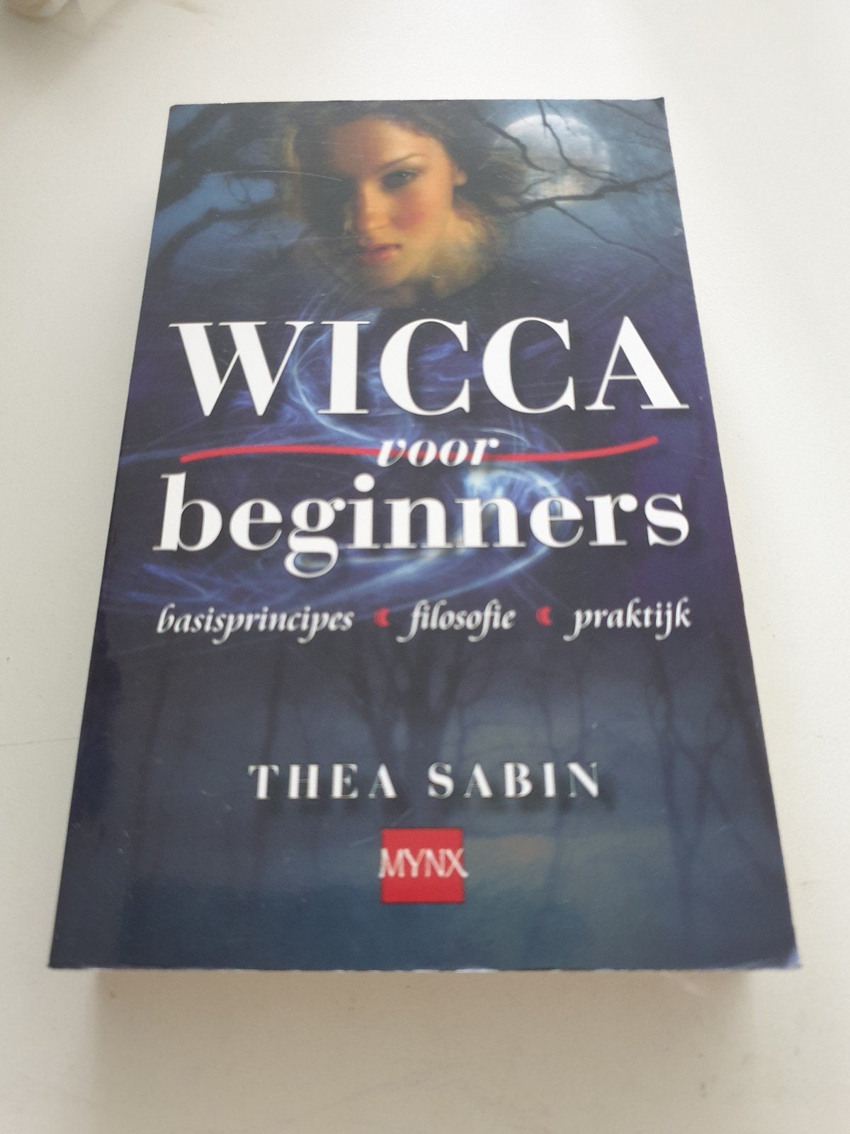 Thea Sabin - Wicca voor beginners, Astrologie, Thea Sabin, Ophalen of Verzenden, Zo goed als nieuw