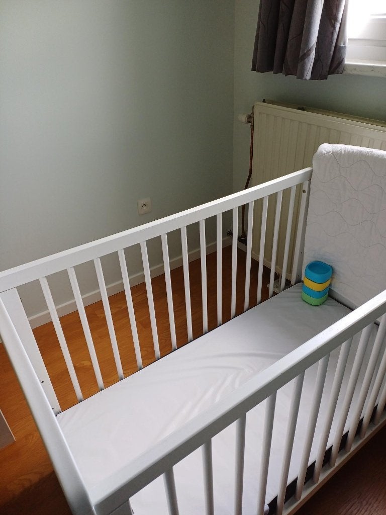 Babybedjes, kinderbedjes + matras & lakens, Kinderen en Baby's, Ophalen, Gebruikt, Ledikant