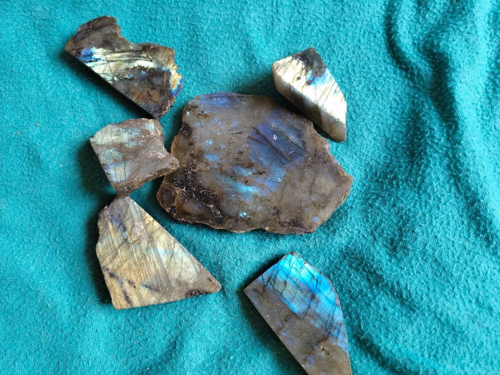 Destin de la labradorite, Enlèvement ou Envoi, Minéral