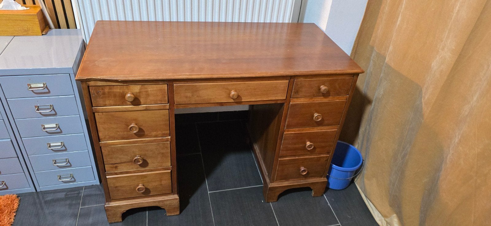 ancien bureau en bois avec neuf tiroirs en parfait état, Enlèvement ou Envoi, Bois