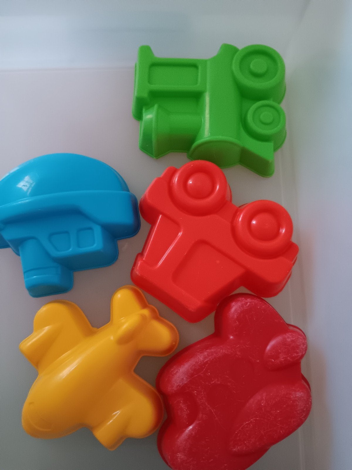 Jouets (formes de sable, véhicules), Enlèvement
