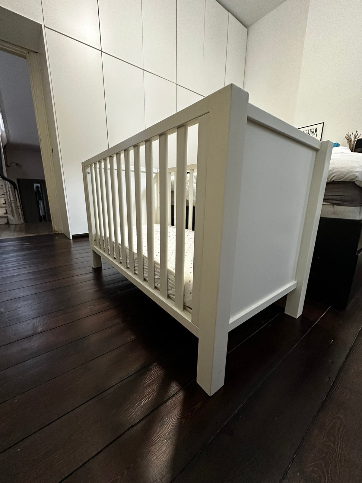 Lit bébé avec matelas, Enfants & Bébés, Enlèvement, Utilisé