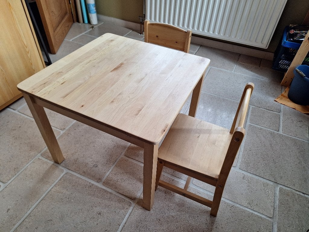 Houten kindertafel met 2 bijpassende stoelen, Kinderen en Baby's, Kinderkamer | Tafels en Stoelen, Ophalen, Zo goed als nieuw