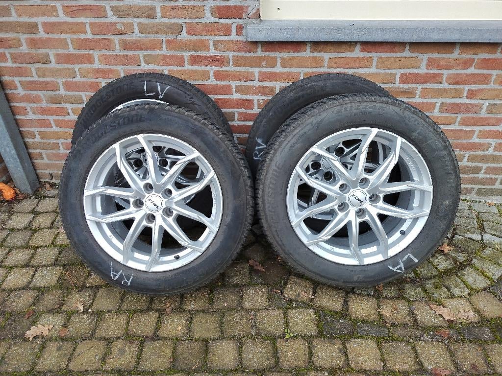 Set winterbanden 215/60 R17 (incl velgen standaard), Ophalen, Banden en Velgen, 17 inch, Winterbanden