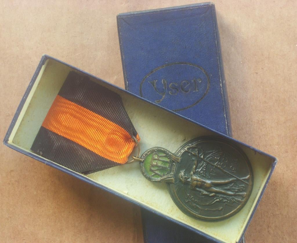 Médaille de l'Yser en étui nominatif marqué, Envoi, Armée de terre, Ruban, Médaille ou Ailes