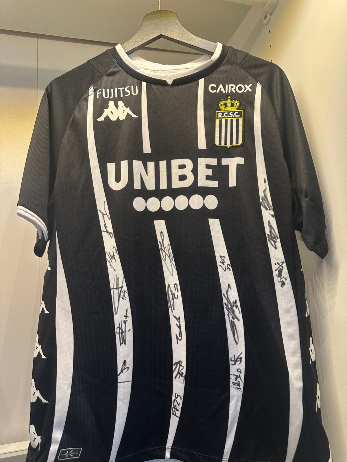 Gesigneerd (volledig team) uit shirt Chaleroi 21-22 maat L, Verzamelen, Ophalen of Verzenden, Zo goed als nieuw, Shirt