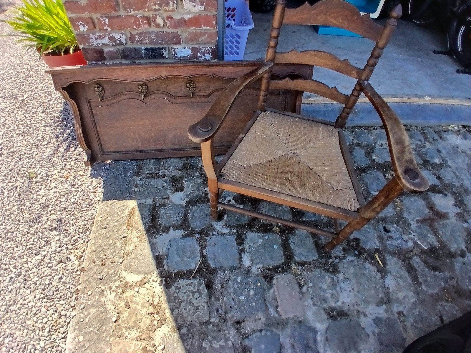 une ancienne chaise et une archelle 5€ pièce, Ophalen