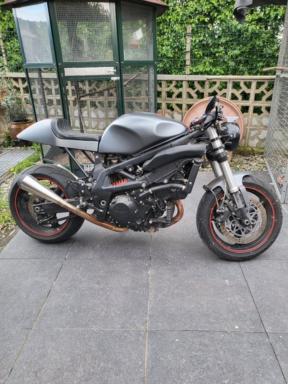 Suzuki 1000, Motoren, Particulier