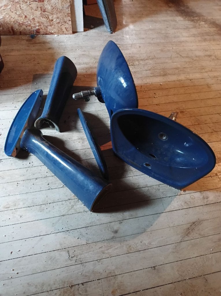 2 lavabos avec pied et tablette, de couleur bleue, Bricolage & Construction, Enlèvement, Comme neuf, Pierre, Lavabo