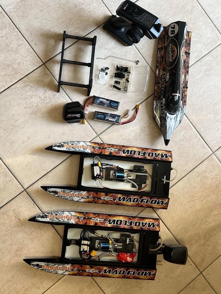 RC boat (3S LiPo) - Mad Flow V3 F1 + accessoires, Enlèvement ou Envoi, Comme neuf, Autres marques