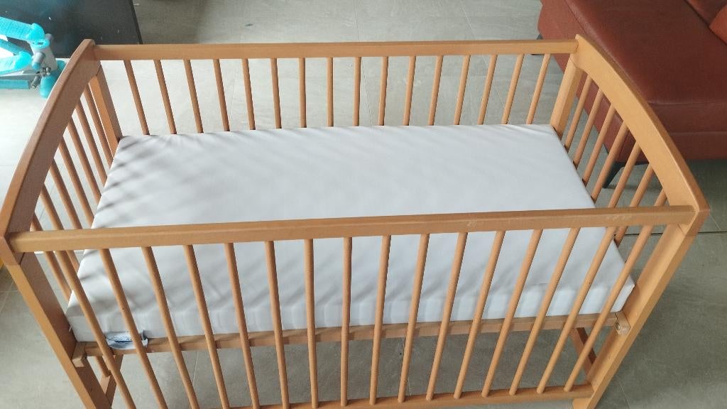 Lit bébé, marron avec matelas, Matelas, 70 à 85 cm, Comme neuf, Enlèvement