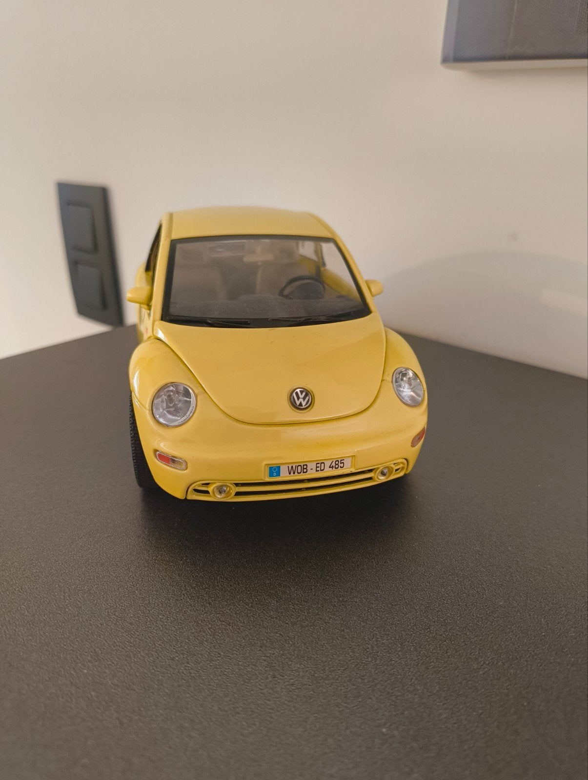 Bburago Volkswagen New Beetle (1998) Jaune 1:18, Enlèvement ou Envoi, Voiture