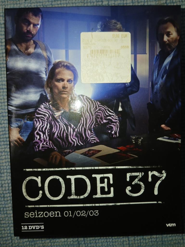 Nieuw ! DVD Box Code 37 (Seizoen 1-2-3, 12 DVD'S!), Ophalen of Verzenden