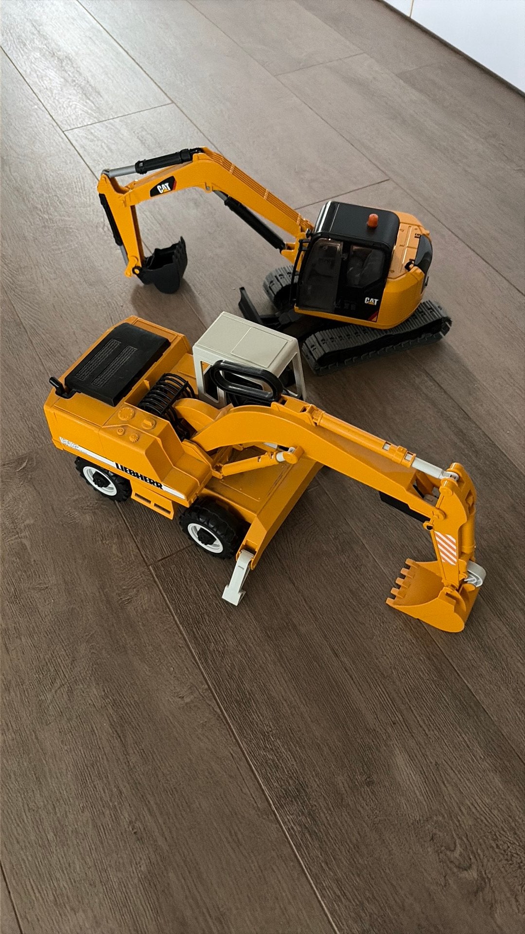 Bruder kranen CAT en Liebherr, Enfants & Bébés, Enlèvement, Comme neuf