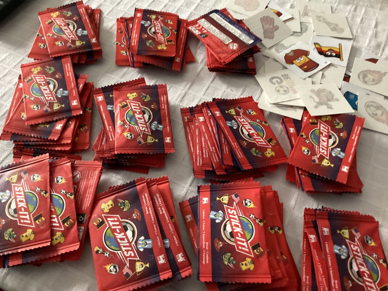 110 pakjes en 33 losse sticker en tattoos, Ophalen of Verzenden