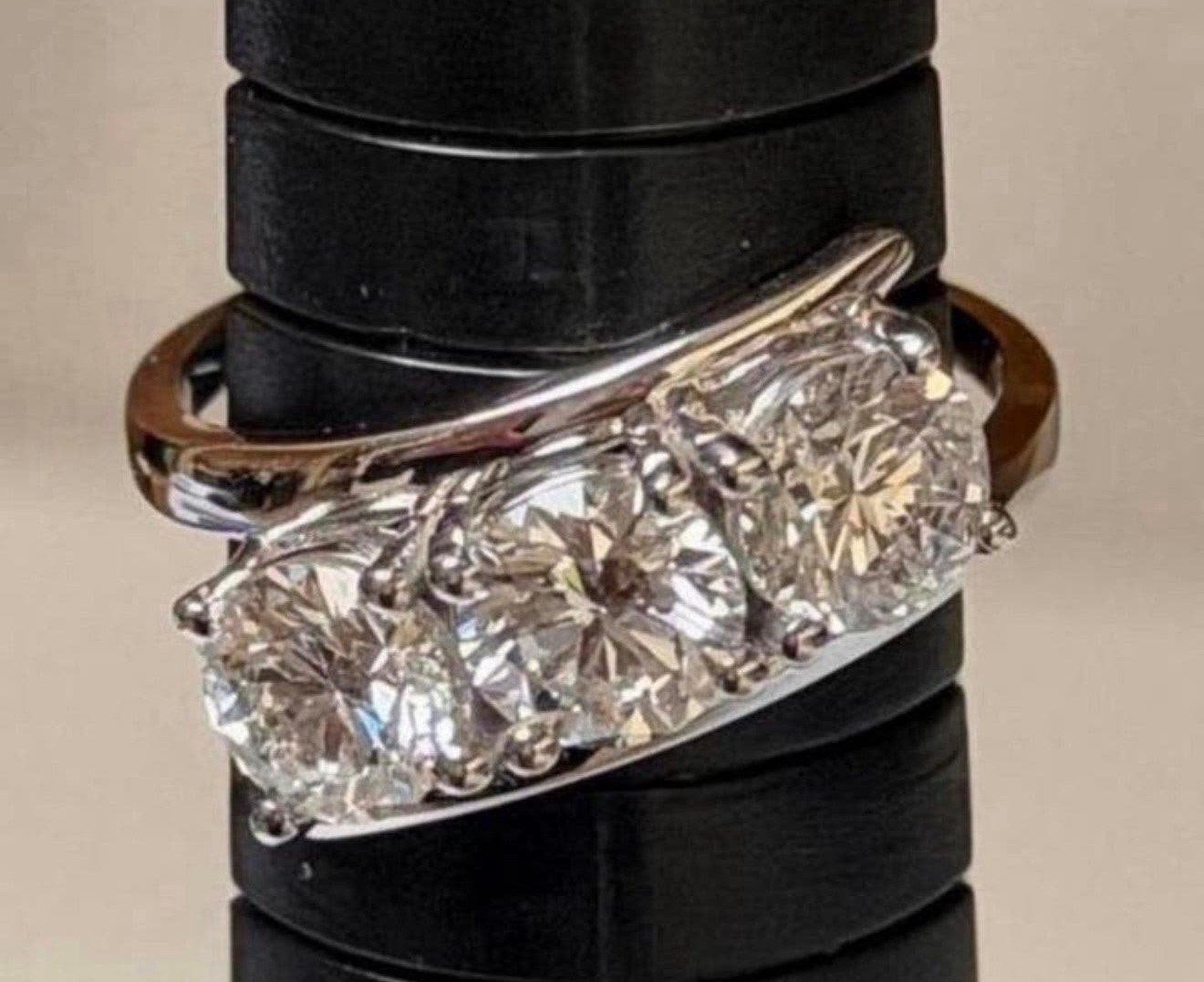 Gouden ring met 3 diamanten totaal 2.12ct met certificaat!, Nieuw, Ophalen of Verzenden, 17 tot 18, Met edelsteen