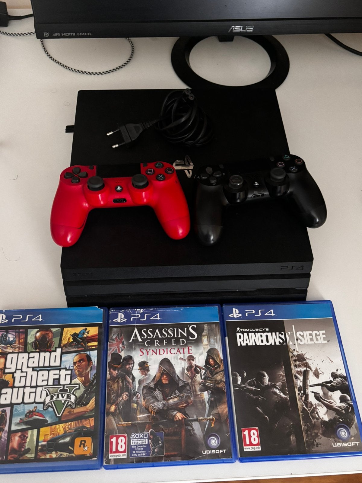 PS4 PS4 Pro 1 To – 2 manettes + 3 jeux – Très bon état, Comme neuf, Enlèvement, 1 TB, Pro