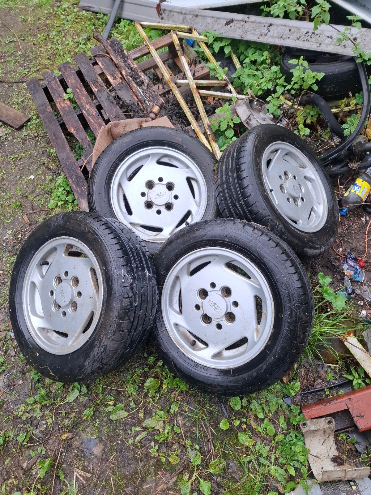 4 jantes ford fiesta  xr2i bon état les pneus son vieux, Enlèvement, Pneu(s)