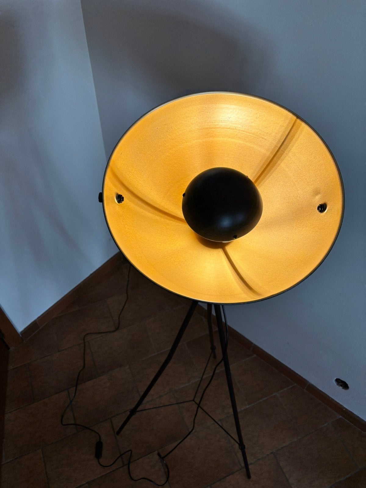 tripod vloerlamp met zwarte kap en gouden binnenkant, Ophalen, Overige materialen, Gebruikt, E27 (groot)
