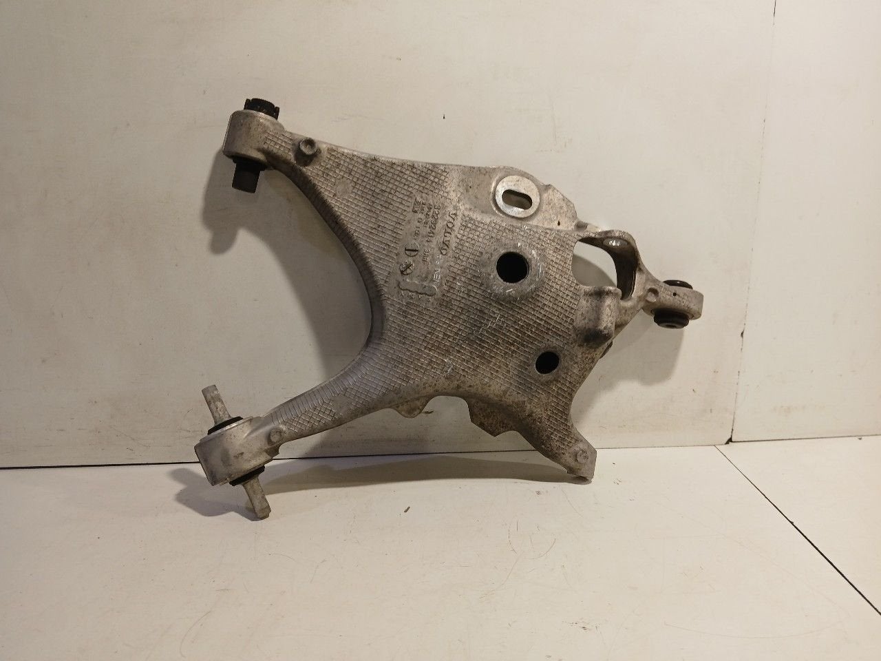Draagarm rechts achter Volvo XC60, Onderdelen@venauto.nl, Van der Ven Autorecycling B.V., Ettenseweg 76, 4706 PB Roosendaal, The Netherlands