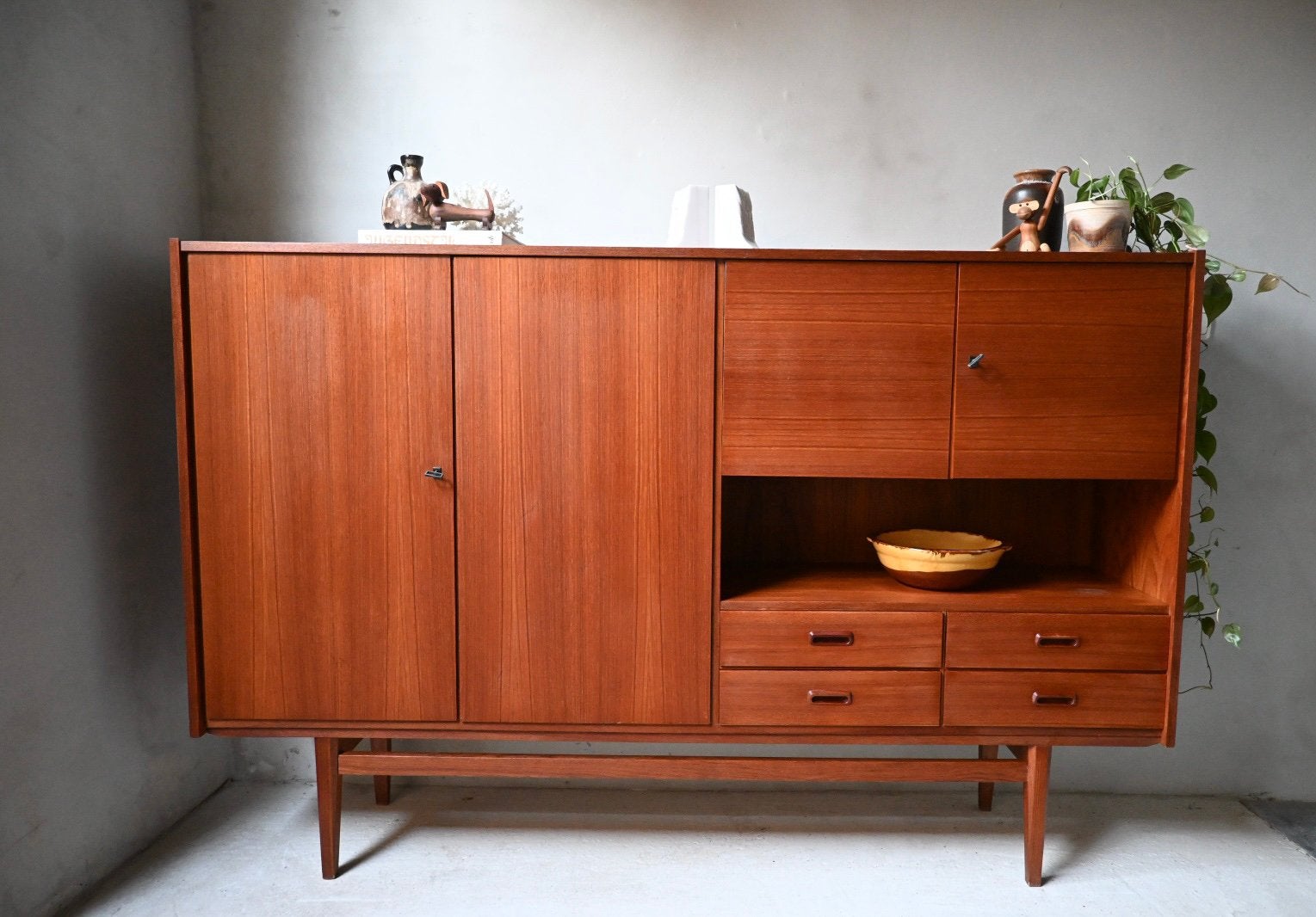 Prachtig groot vintage highboard jaren 60, teak fineer, Maison & Meubles, Armoires | Armoires murales, Enlèvement, Utilisé