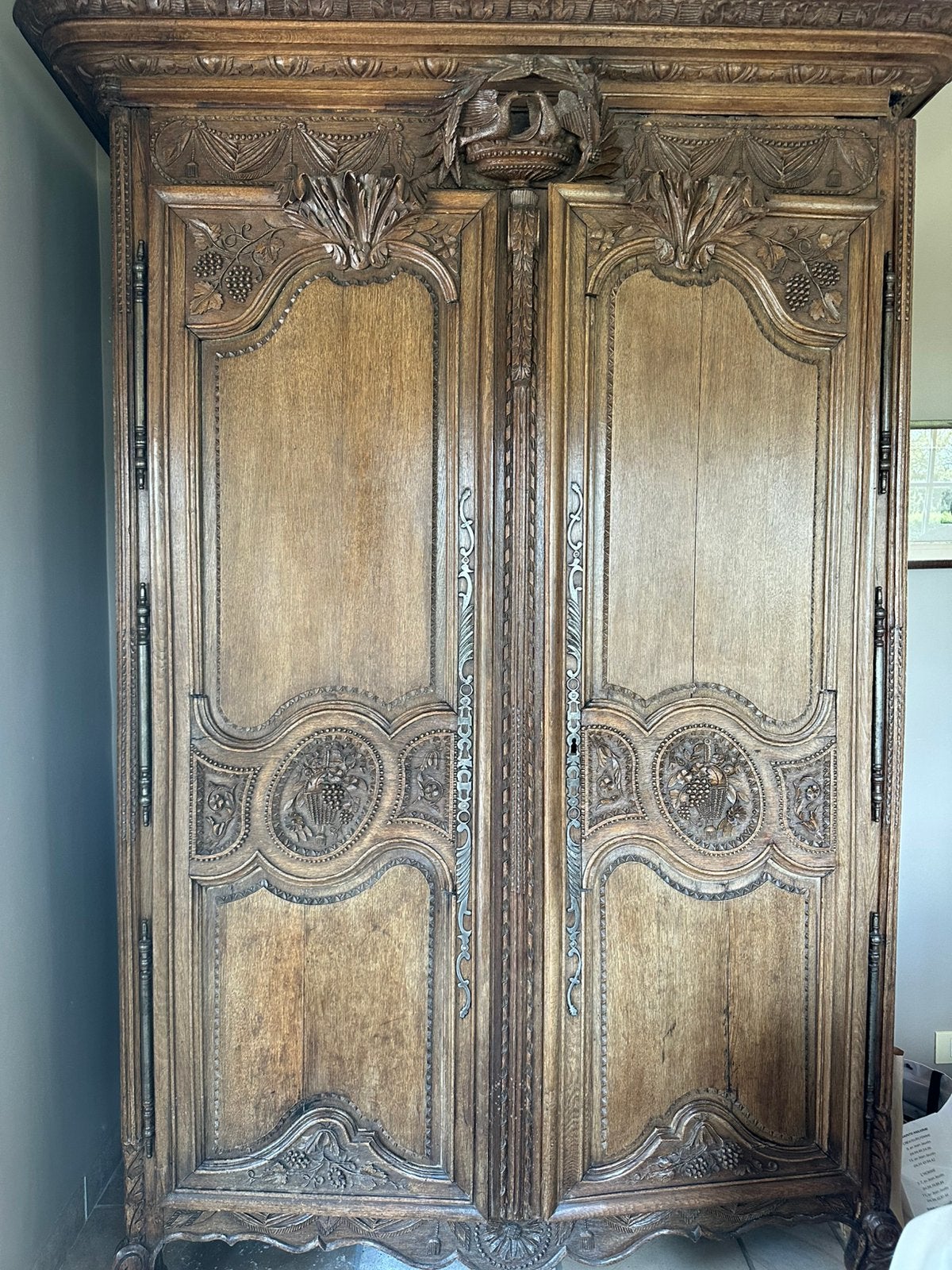 Antieke normandische bruidskast, Ophalen