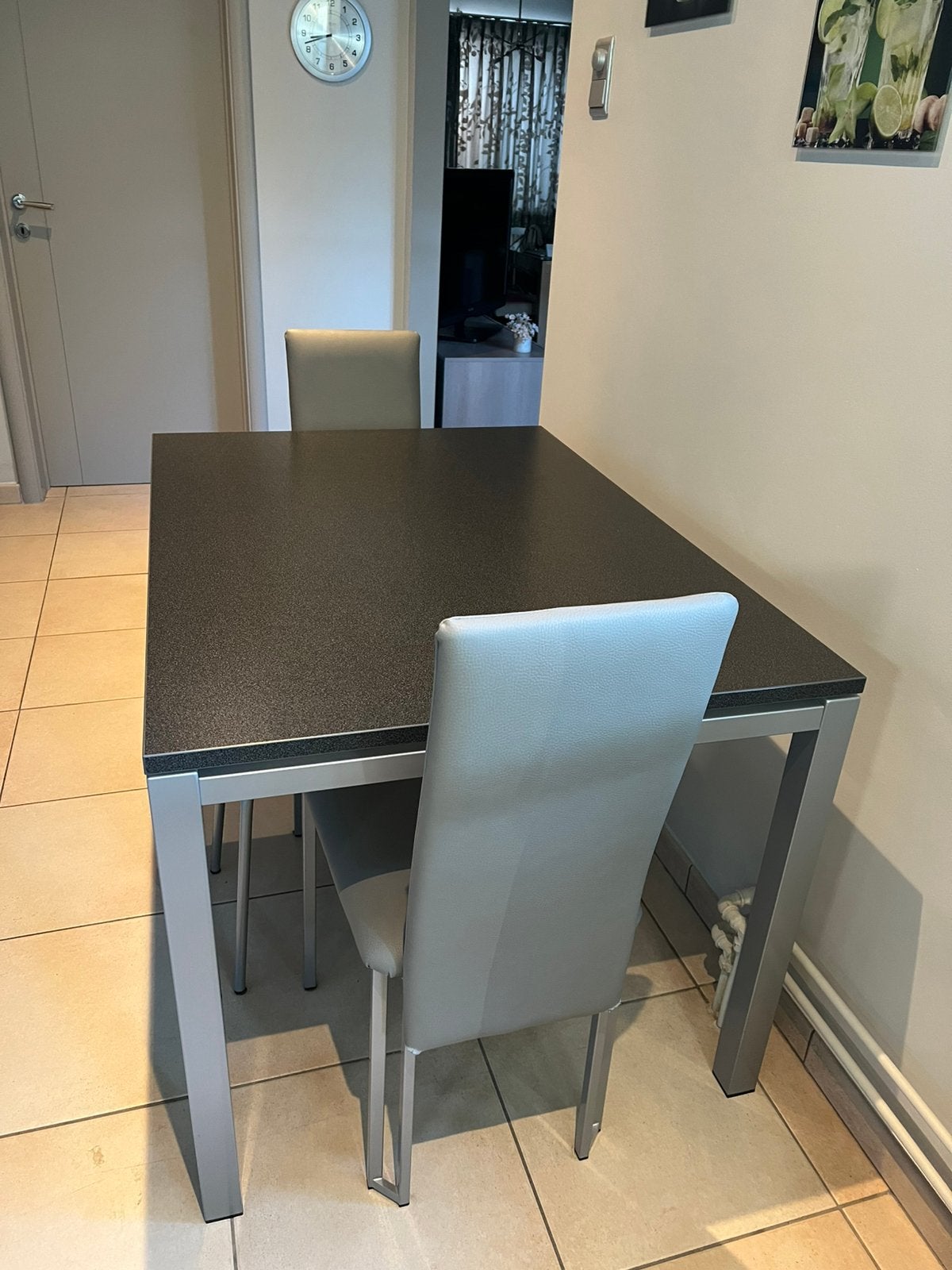 Tafel met 2 stoelen en 2 tabourets, Ophalen, Zo goed als nieuw