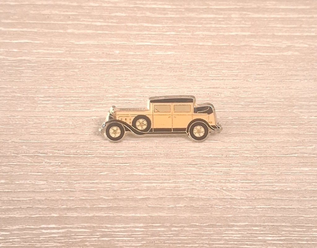 PIN - AUTO - VOITURE - CAR - OLDTIMER - ROLLS ROYCE, Verzamelen, Speldjes, Pins en Buttons, Verzenden, Gebruikt, Transport, Speldje of Pin
