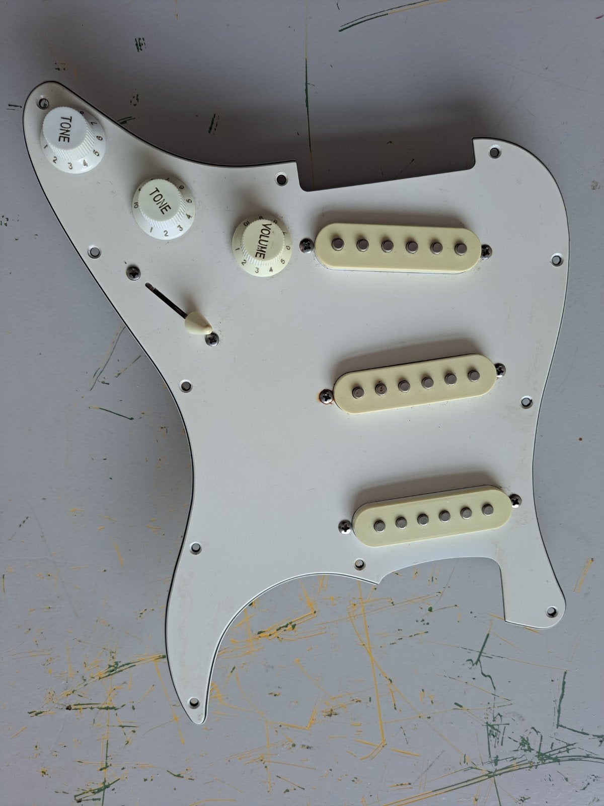 Squier Stratocaster loaded pickguard., Enlèvement ou Envoi, Comme neuf, Guitare électrique