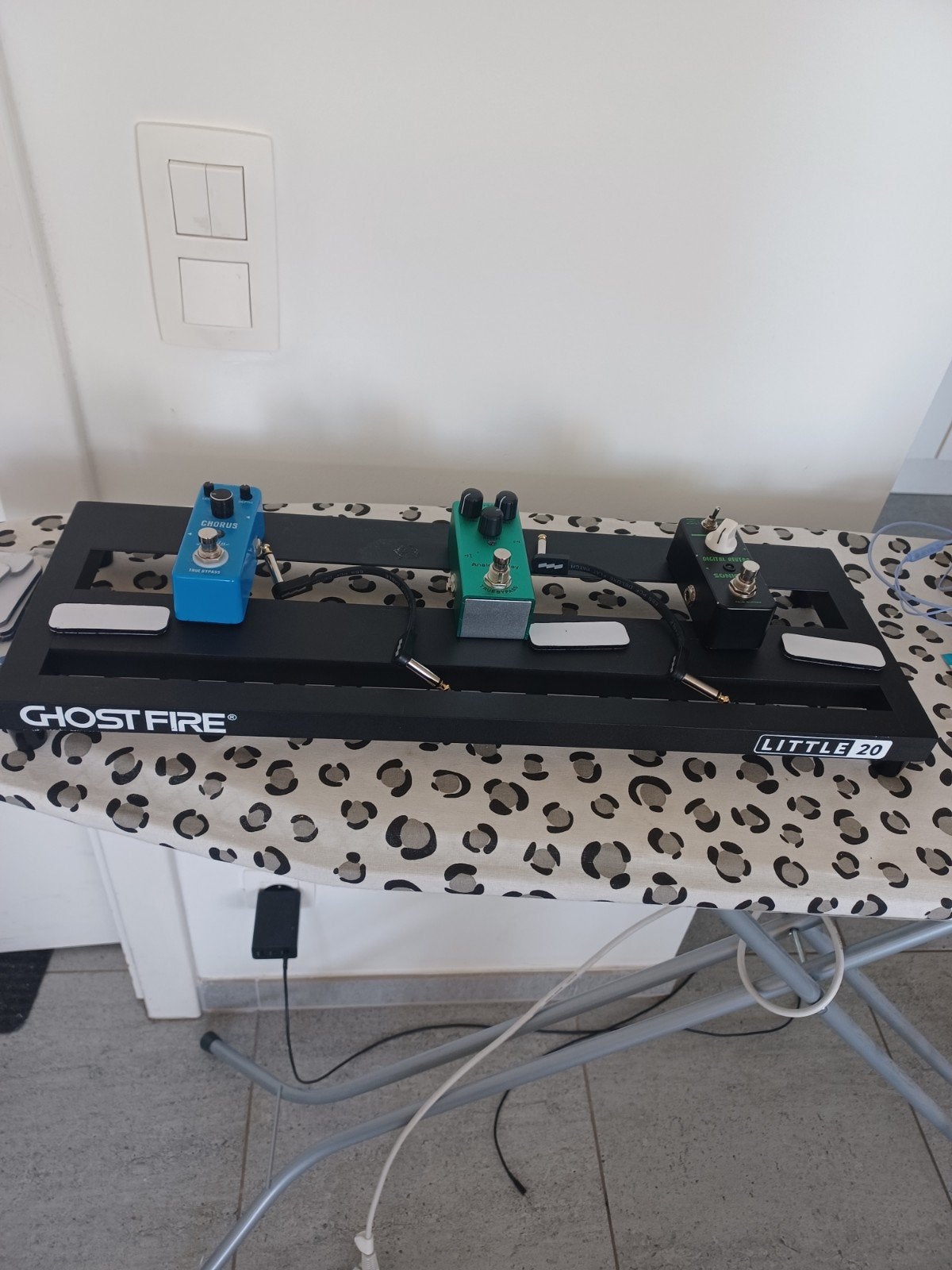 Guit pedal met zak en 3 effecten, Musique & Instruments, Effets, Envoi, Chorus