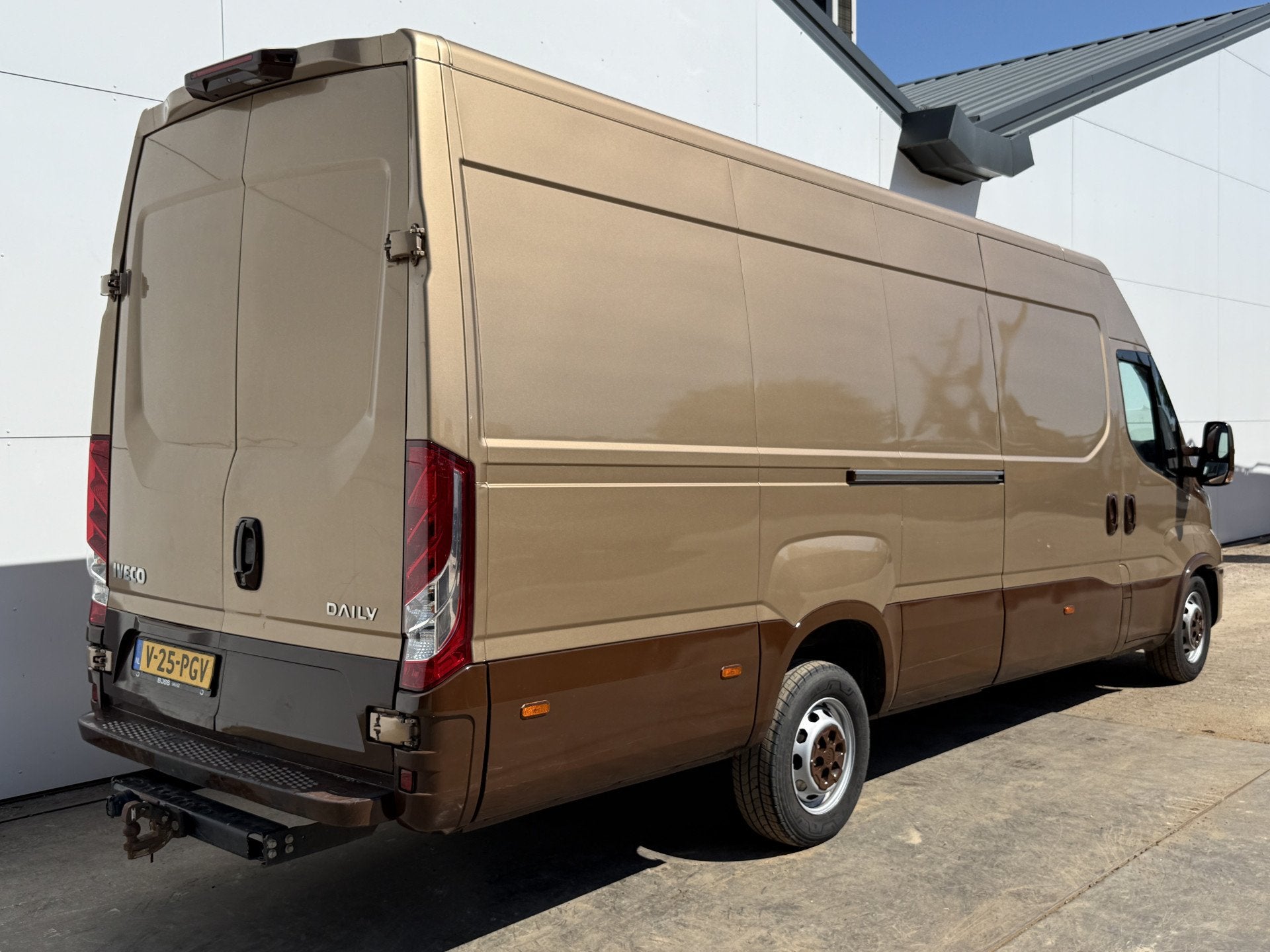 Iveco Daily 35S18 3.0 Automaat L4H3 180PK Cruise control LED, Auto's, Automaat, Zwart, Iveco, 2329 kg