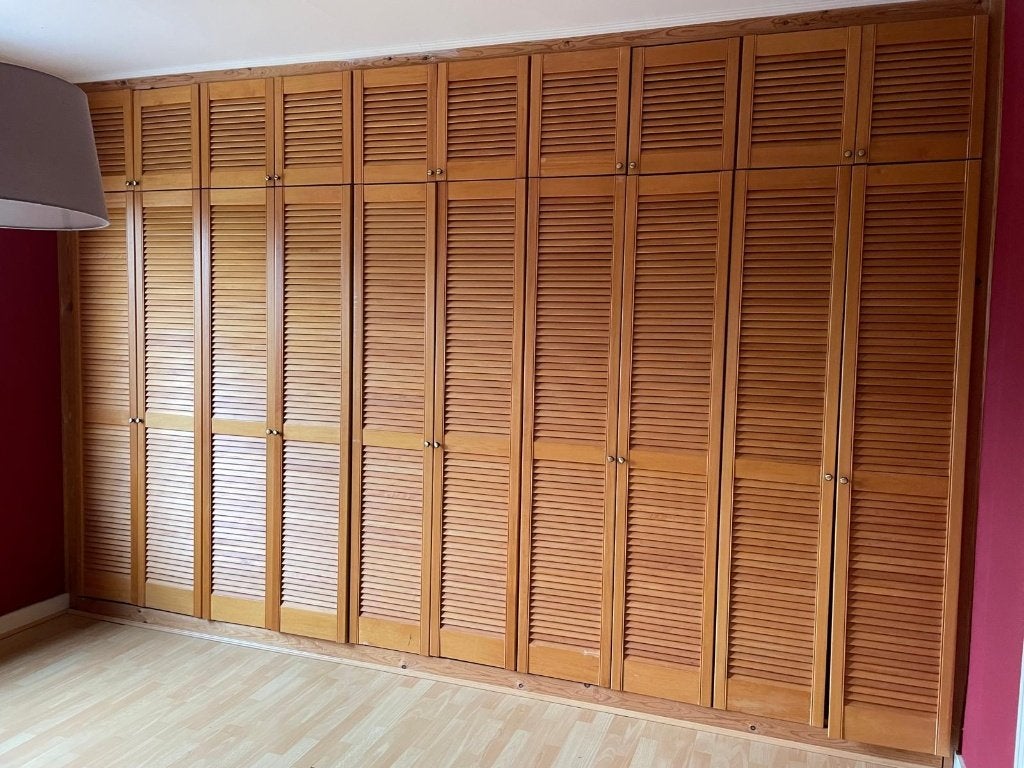 Kast met houten louvredeuren, Ophalen