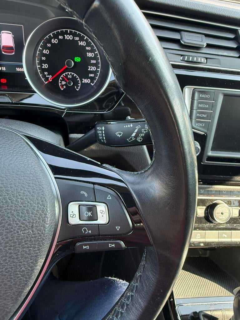 Volkswagen Touran en vente à partir du 07/12/2016, Autos, Achat, Alcantara, 2 cylindres, 1571 kg