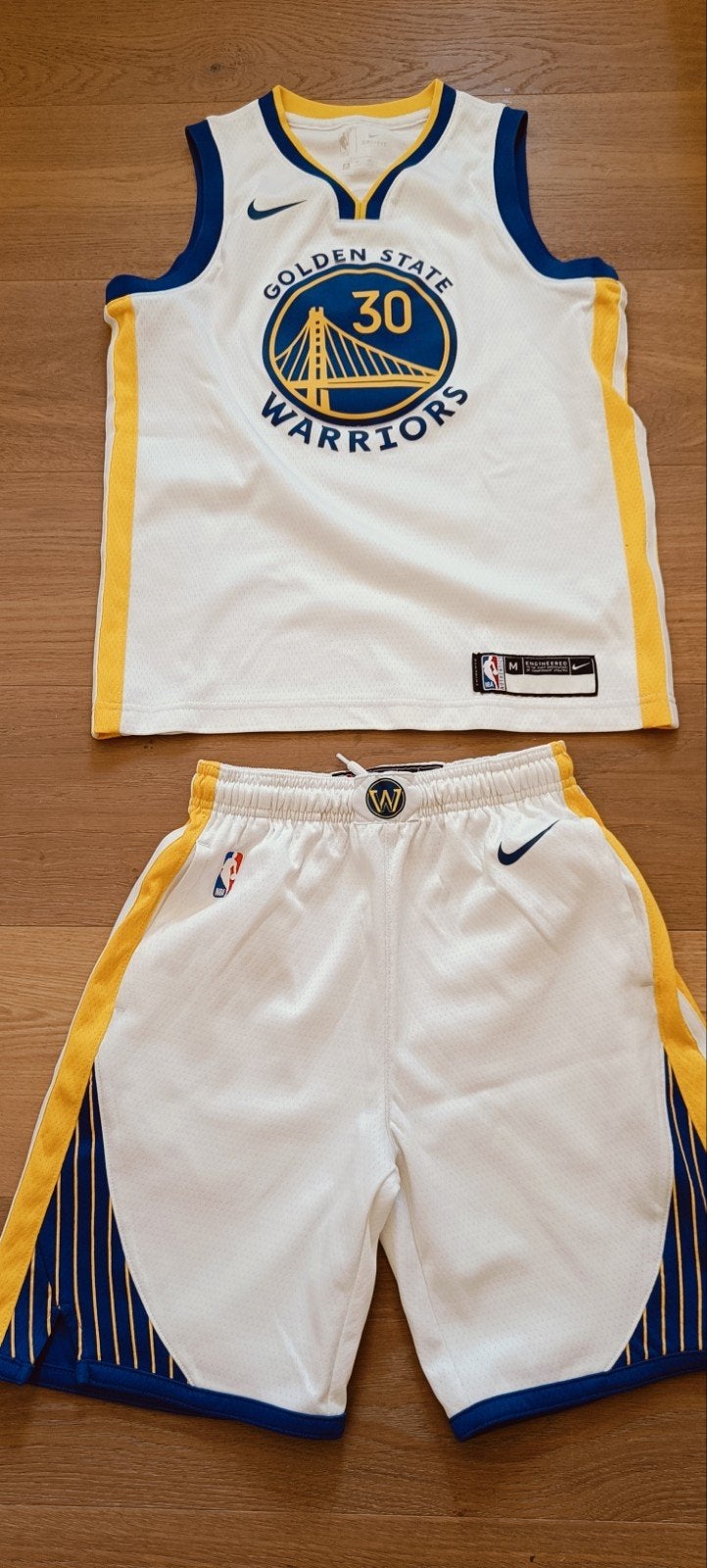 Pakket basketbal kledij, Ophalen