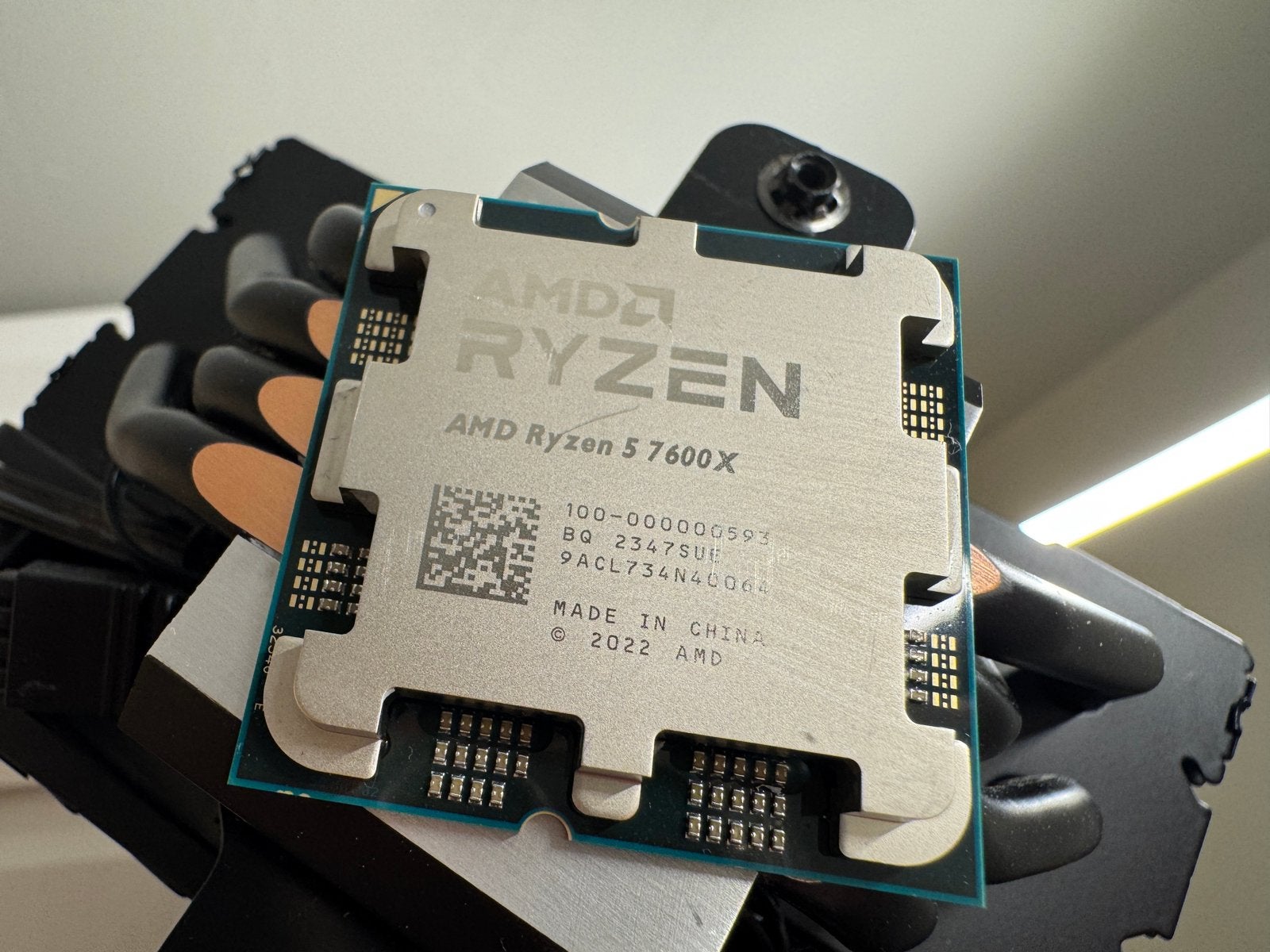 AMD Ryzen 5 7600X + GRATIS Towerkoeler, Computers en Software, Ophalen, Zo goed als nieuw