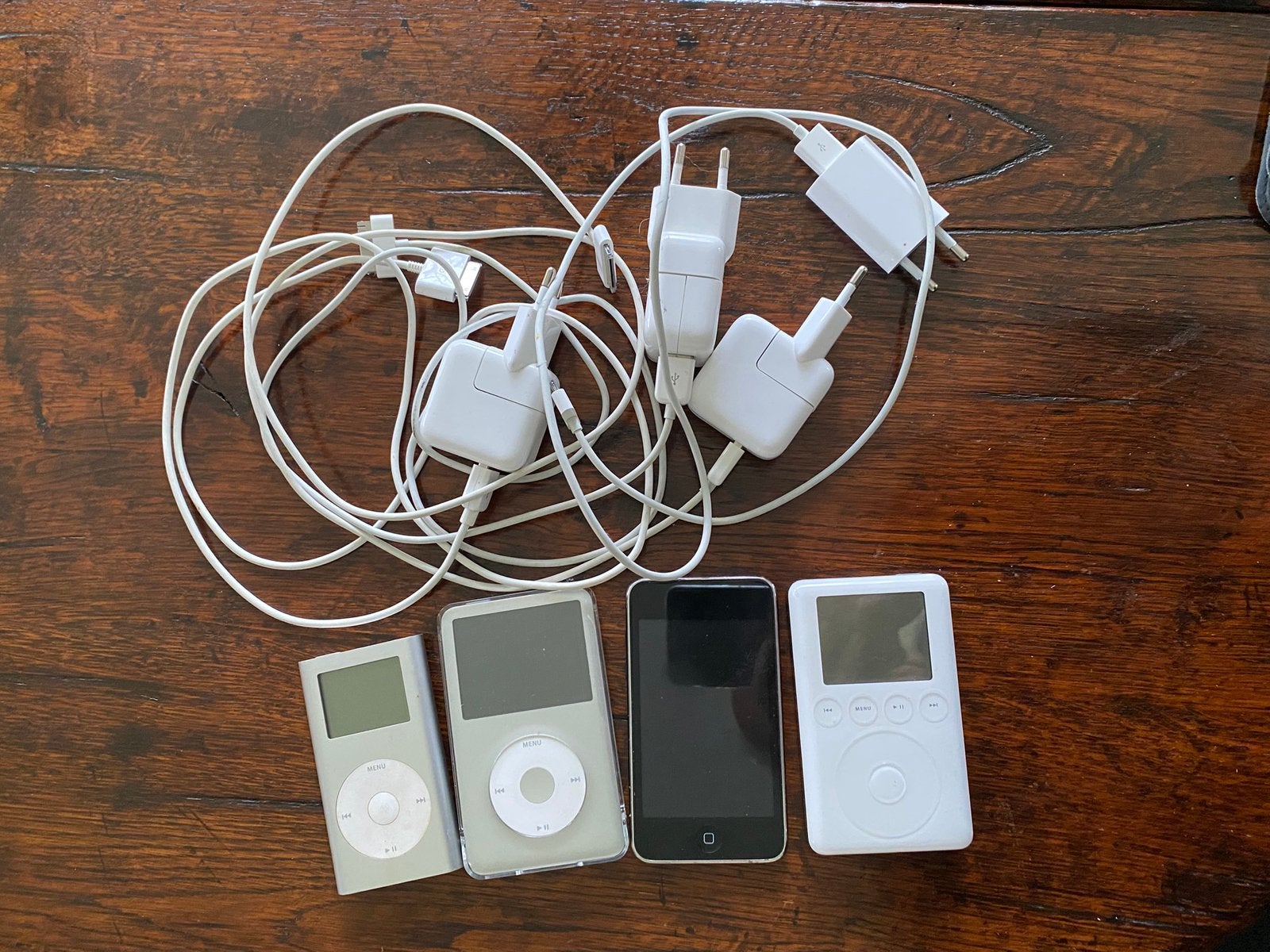 4 diverse Ipods met originele apple opladers, TV, Hi-fi & Vidéo, Lecteurs Mp3 | Apple iPod, Enlèvement ou Envoi, Touch, 40 GB et plus