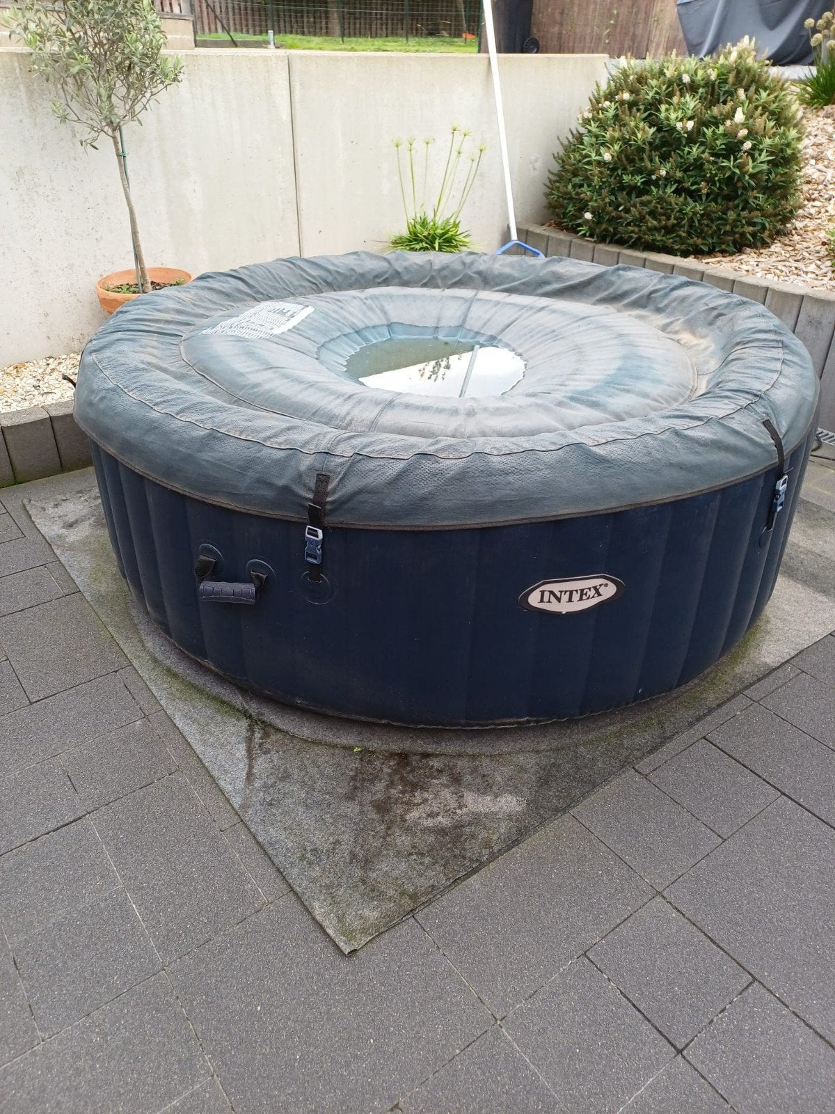 Intex opblaasbare jacuzzi, Jardin & Terrasse, Enlèvement, Utilisé, Couverture, Gonflable