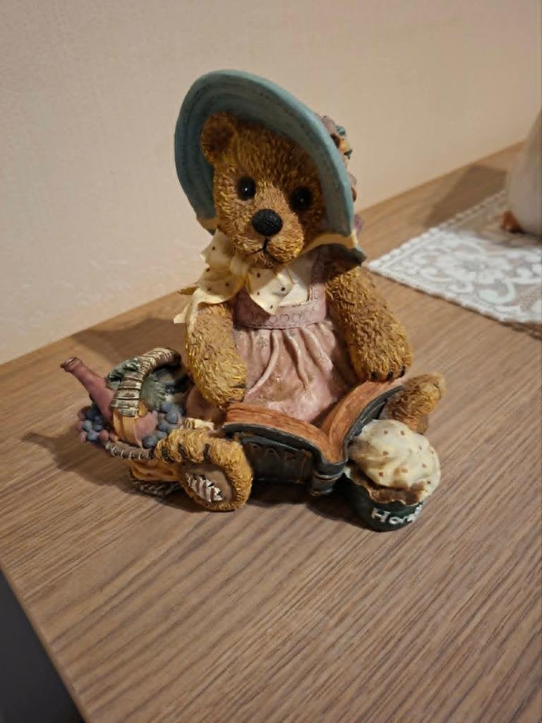 Decoratief beeldje : Teddybeer met fruitmand en pot honing, Ophalen of Verzenden, Zo goed als nieuw, Dier