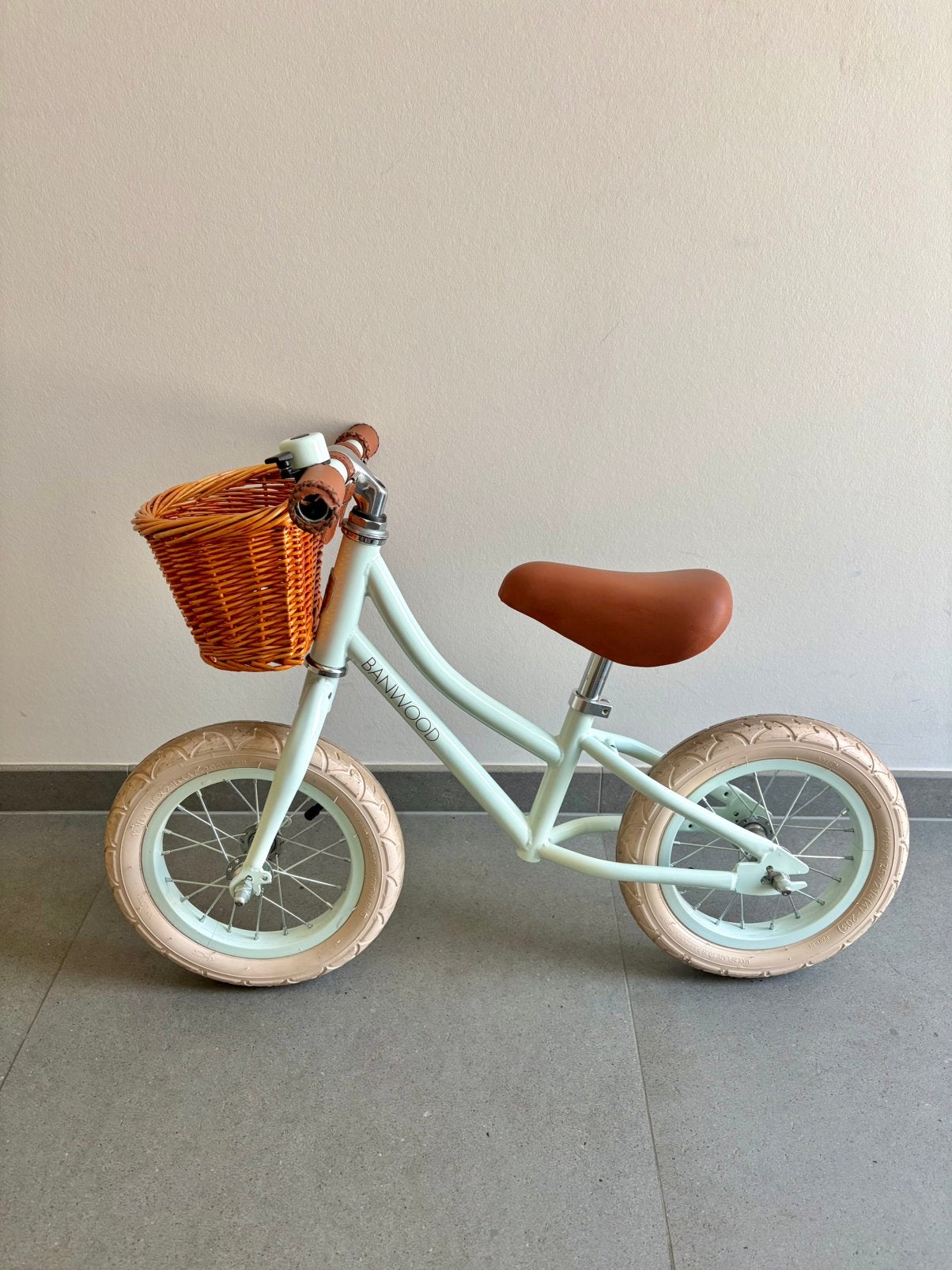 Banwood loopfiets First Go loopfiets in uitvoering pale mint, Fietsen en Brommers, Ophalen, Zo goed als nieuw