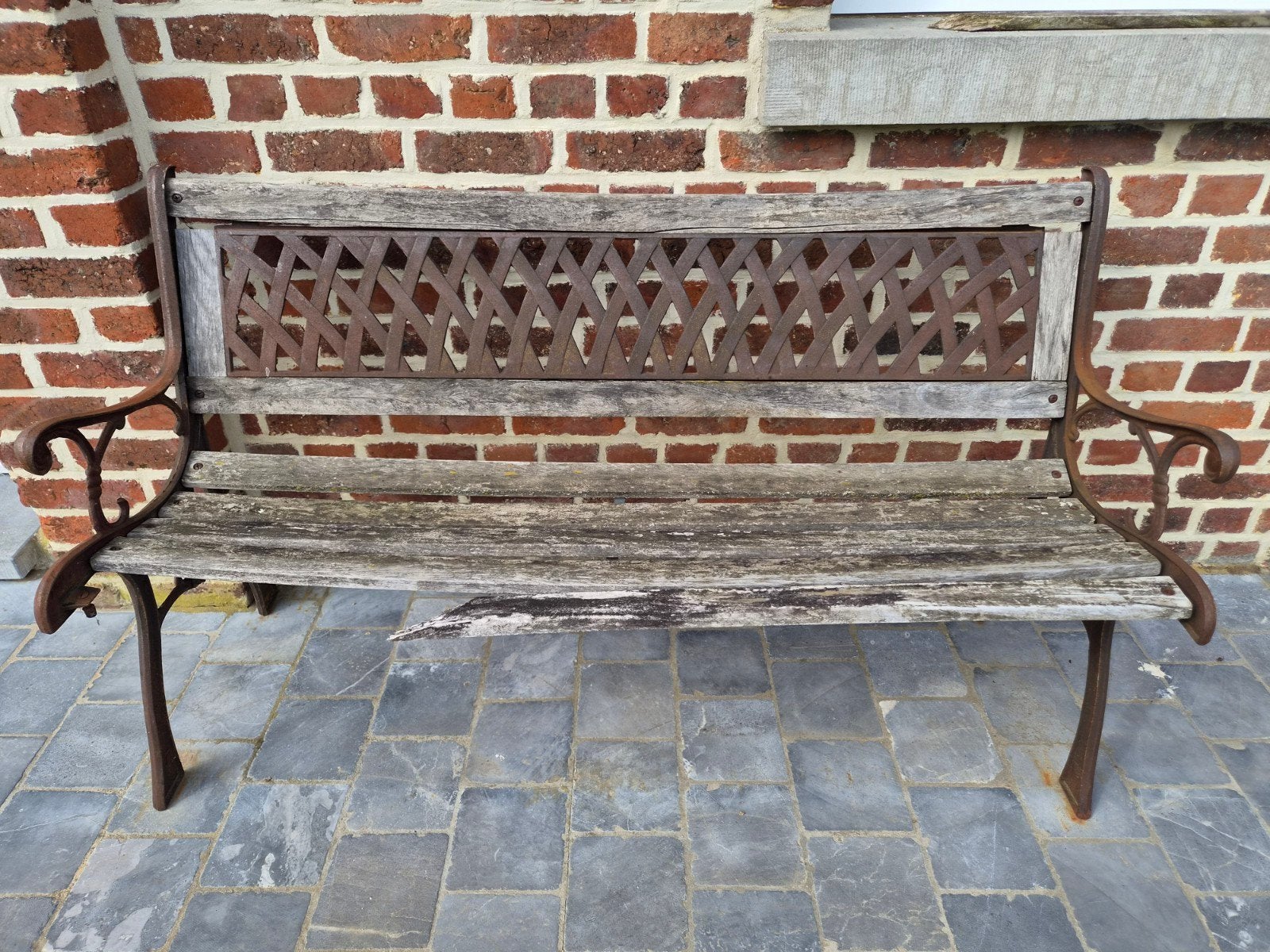 oude tuinbanken met tafeltje, Ophalen