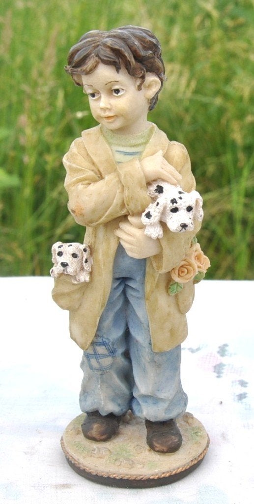 statue en resine garçonnet au 2 chiens, Antiquités & Art, Enlèvement ou Envoi, Composites, Statue, Homme