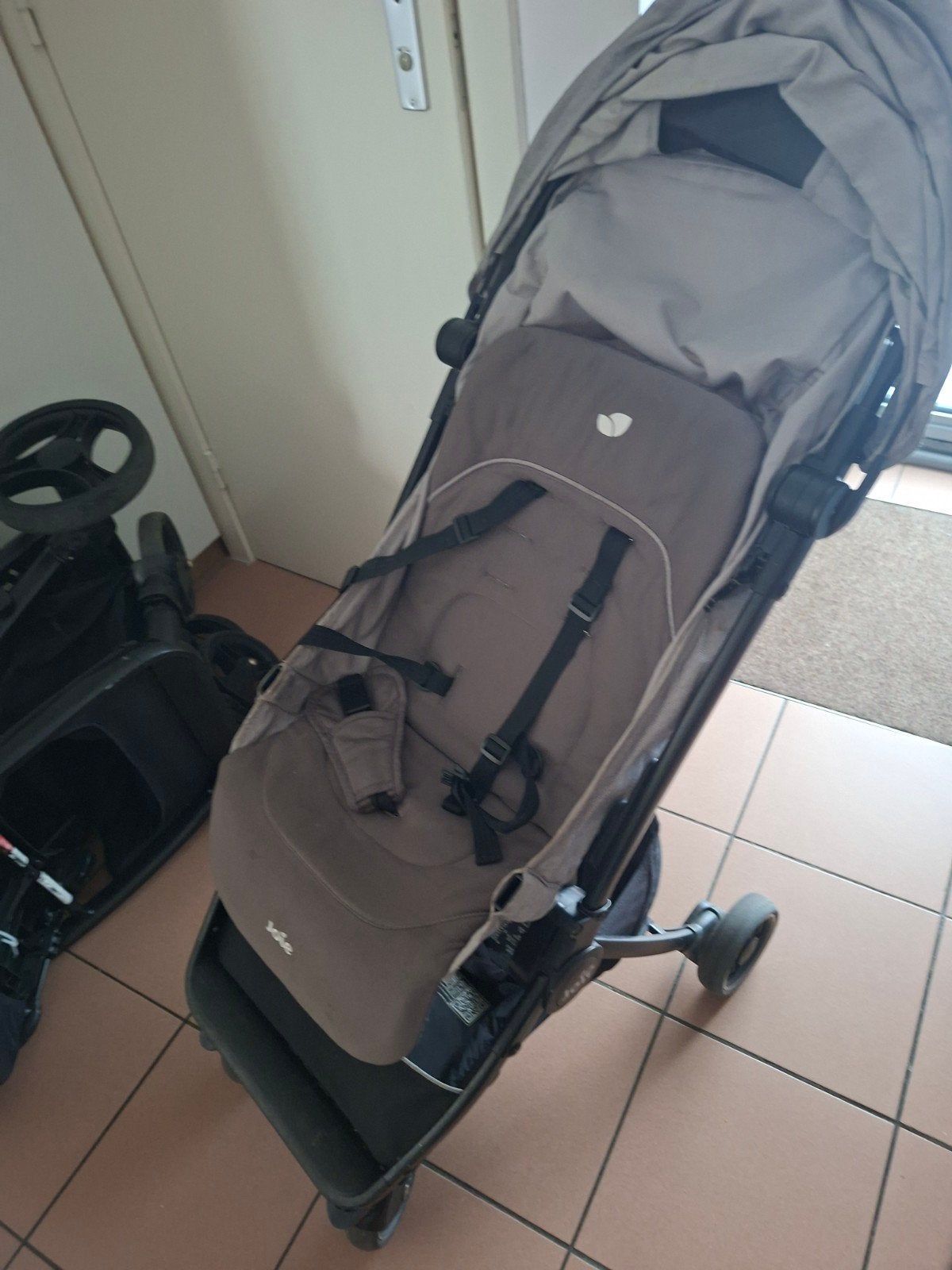 Plooibuggy van het merk Joie, Kinderen en Baby's, Buggy's, Ophalen, Gebruikt, Overige merken, Verstelbare rugleuning