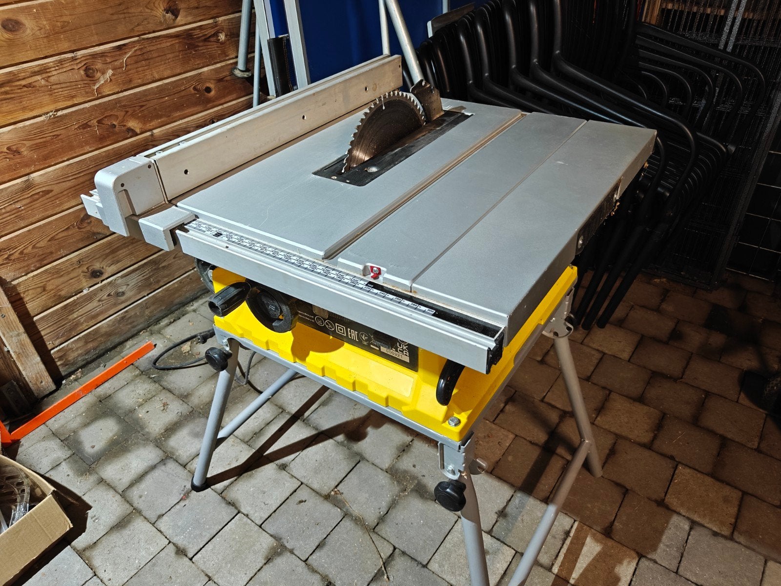 Scie à table Table de scie Stanley. 1800W. Lame de scie 254, 1200 watts ou plus, 70 mm ou plus, Comme neuf, Enlèvement