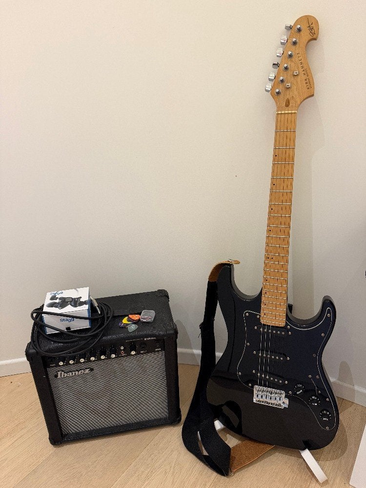 Guitare électrique Kirk Hammett avec écouteur Stagg & Baffle, Musique & Instruments, Enlèvement, Utilisé, Avec ampli