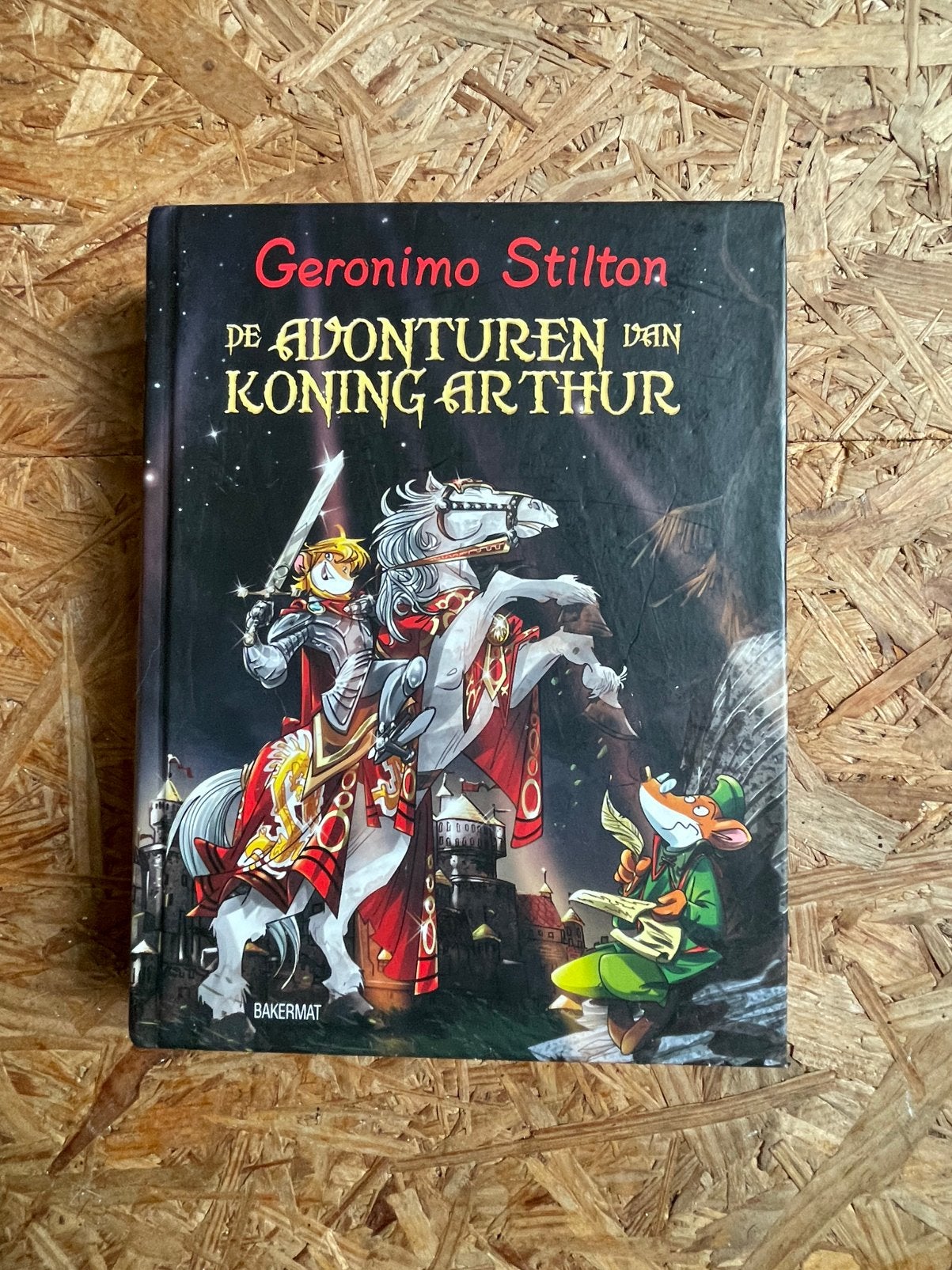 Geronimo Stilton - De avonturen van koning Arthur, Geronimo Stilton, Ophalen of Verzenden, Zo goed als nieuw, Sprookjes