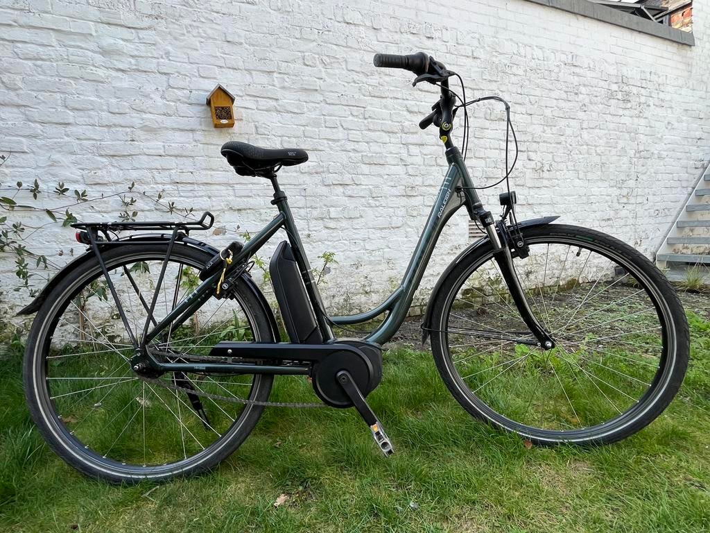 Electrische fiets mt57 Raleigh donkergroen (metaalkleur), Fietsen en Brommers, 55 tot 59 cm, Ophalen, Gebruikt