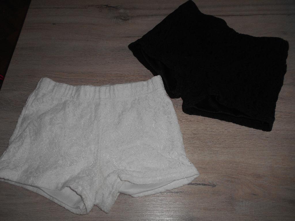 zwart + witte short maat 134 - 140, Kinderen en Baby's, Kinderkleding | Maat 134, Ophalen of Verzenden, Zo goed als nieuw, Meisje