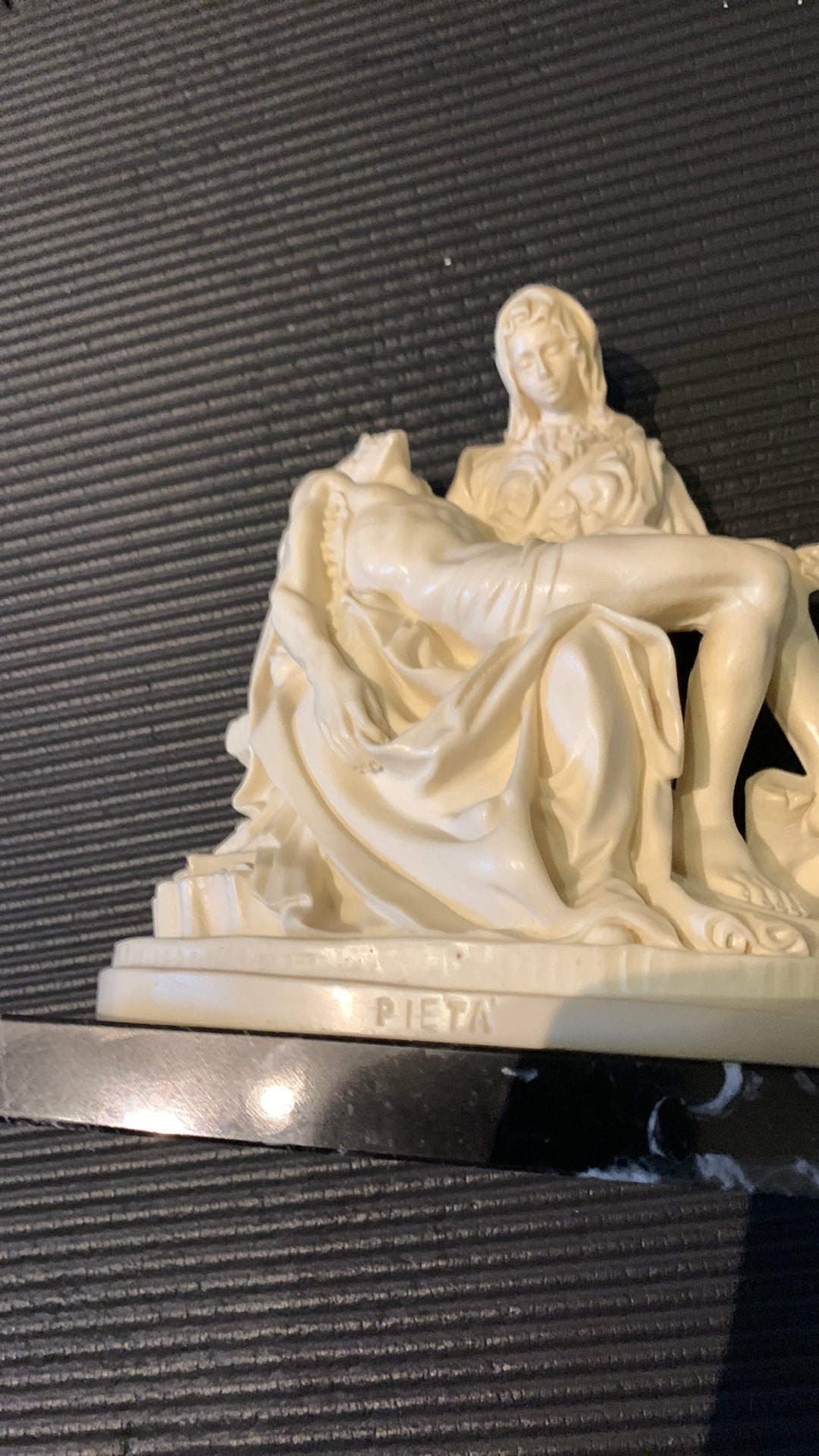 Porcelaine Pieta Italy sur socle en marbre, Antiquités & Art, Enlèvement