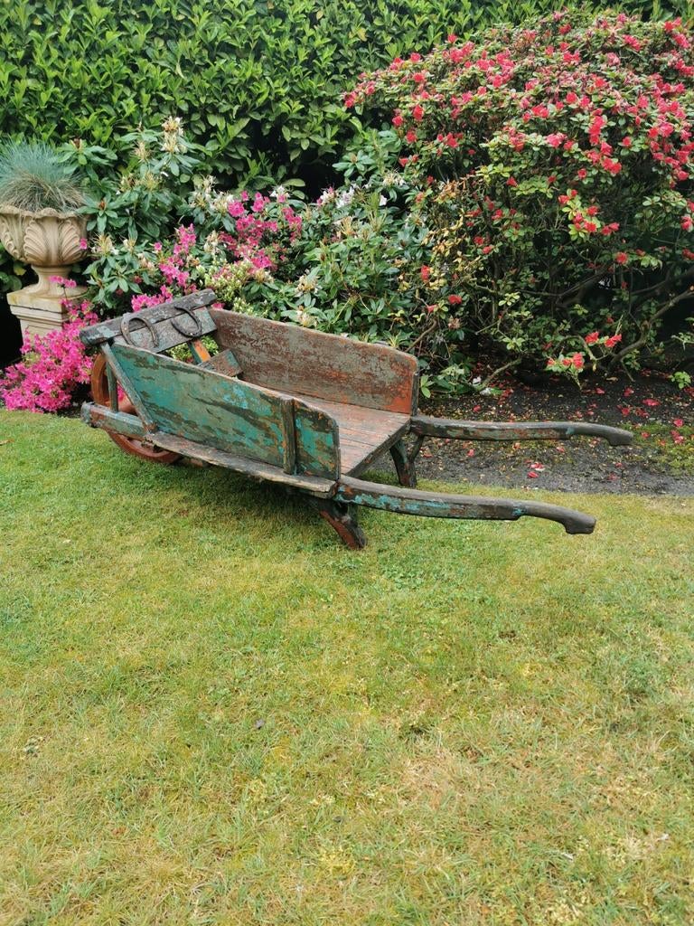 Oude houten kruiwagen, Enlèvement